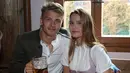 Penyerang Bayern Munchen, Jann-Fiete Arp dan pacarnya Linda Wethmar berpose saat menghadiri festival bir Oktoberfest 2019 di Munich, Jerman selatan (6/10/2019). (AFP Photo/Stefan Matzke)