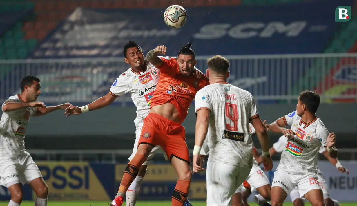 Pemain Persija Jakarta, Maman Abdurrahman (tengah) berduel udara dengan pemain Persiraja Banda Aceh, Vanja Markovic dalam laga pekan ke-6 BRI Liga 1 2021/2022 di Stadion Pakansari, Bogor, Sabtu (10/2/2021). Persija menang 1-0. (Bola.com/M Iqbal Ichsan)