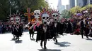 Peserta mengenakan kostum unik saat berpartisipasi dalam parade "Day of the Dead" di Mexico City, Meksiko, Sabtu, (29/10). Festival Kematian merupakan tradisi masyarakat Meksiko yang sudah dilakukan ratusan tahun lalu. (REUTERS / Carlos Jasso)