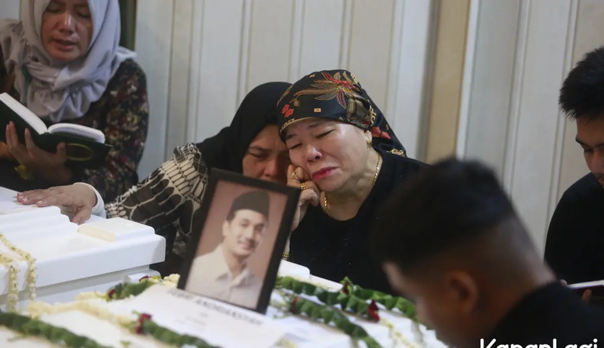 Beberapa keluarga, kerabat dan teman dekat pun menampakkan aura dukanya. Mereka betul-betul kehilangan. (Kapanlagi.com/M. Akrom Sukarya)
