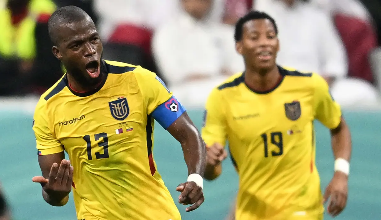 Pemain Ekuador, Enner Valencia menjadi pencetak gol pertama pada perhelatan Piala Dunia 2022 saat timnya berhasil mengalahkan tuan rumah Qatar dengan skor 2-0 di Stadion Al Bayt, Minggu (20/11/2022). (AFP/Raul Arboleda)