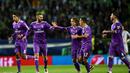 Pemain Real Madrid merayakan gol kedua ke gawang Sporting CP yang dicetak Karim Benzema pada laga kelima Grup F Liga Champions di Estadio Jose Alvalade, Selasa (22/11/2016). (AFP/ Patricia De Melo Moreira)