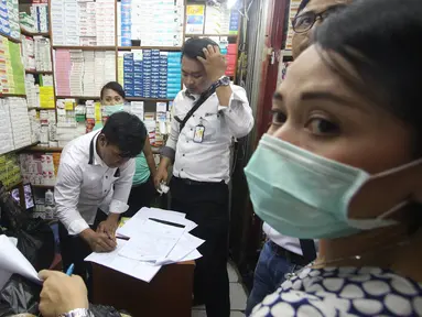 Petugas Badan Pengawas Obat dan Makanan (BPOM) bersama Polda Metro Jaya melakukan sidak di sejumlah apotek Pasar Pramuka, Jakarta Timur, Rabu (7/9). Ratusan obat kadaluwarsa dari 10 aptek disita petugas. (Liputan6.com/Immanuel Antonius)