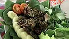 Menu bebek memang sedang nge-trend. Mulai bebek kremes, hingga bebek goreng sambel korek mulai merambah. Ada pula yang namanya bebek ijo. Dagingnya yang empuk ditambah siraman bumbu cabe hijau dapat membuat Anda ketagihan. 