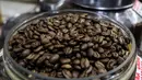 Produk biji kopi yang dijual salah satu gerai kopi di kawasan Jakarta, Rabu (24/3/2021). Tahun ini pemerintah menargetkan produksi kopi nasional sebesar 834.750 ton, naik dari tahun lalu sebanyak 769,7 ribu ton. (Liputan6.com/Johan Tallo)