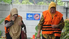 Tersangka Anggota DPRD Kota Malang Asia Iriani (kanan) dan Een Ambarsari (kiri) tiba di Gedung KPK, Jakarta, Rabu (21/11). Keduanya akan menjalani pemeriksaan lanjutan terkait suap pembahasan APBD-P Pemkot Malang TA 2015. (Merdeka.com/Dwi Narwoko)