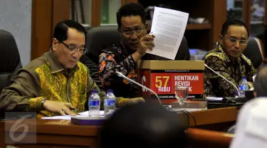 Ketua Baleg DPR Supratman Andi Agtas (kedua kanan) menunjukan Petisi dari Masyarakat Anti Korupsi di rapat pleno revisi UU KPK, Jakarta, Rabu (10/2/2016). Sembilan dari 10 fraksi di Baleg DPR menyetujui revisi UU KPK. (Liputan6.com/Johan Tallo)