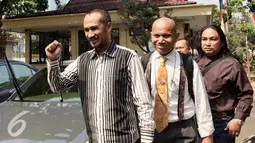 Ketua KPK nonaktif =, Abraham Samad tersenyum menyapa awak media saat tiba di Gedung Bareskrim Mabes Polri, Jakarta, Rabu (24/6/2015). Samad diperiksa penyidik bareskrim Polri sebagai tersangka dalam kasus Rumah Kaca. (Liputan6.com/Yoppy Renato)