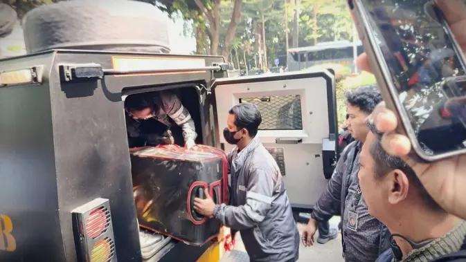 Emas Batangan 74 Kg Diangkut Kendaraan Taktis dan Dikawal Brimob
