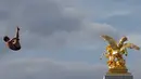 Atlet lompat indah menunjukan kebolehannya dengan lompatan setinggi 15-meter dekat  jembatan Alexandre III di Paris, (24/6/2017). Kegiatan ini sebagai bentuk promosi Paris menjadi kandidat tuan rumah Olimpiade 2024. (AFP/Geoffroy Van Der Hasselt)