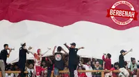 Sepak Bola Indonesia Berbenah_4, Suporter Indonesia saat melawan Uni Emirat Arab (UEA) pada laga Asian Games di Stadion Wibawa Mukti, Jawa Barat, Jumat (24/8/2018). Indonesia kalah adu penalti dari UEA. (Bola.com/Vitalis Yogi Trisna)