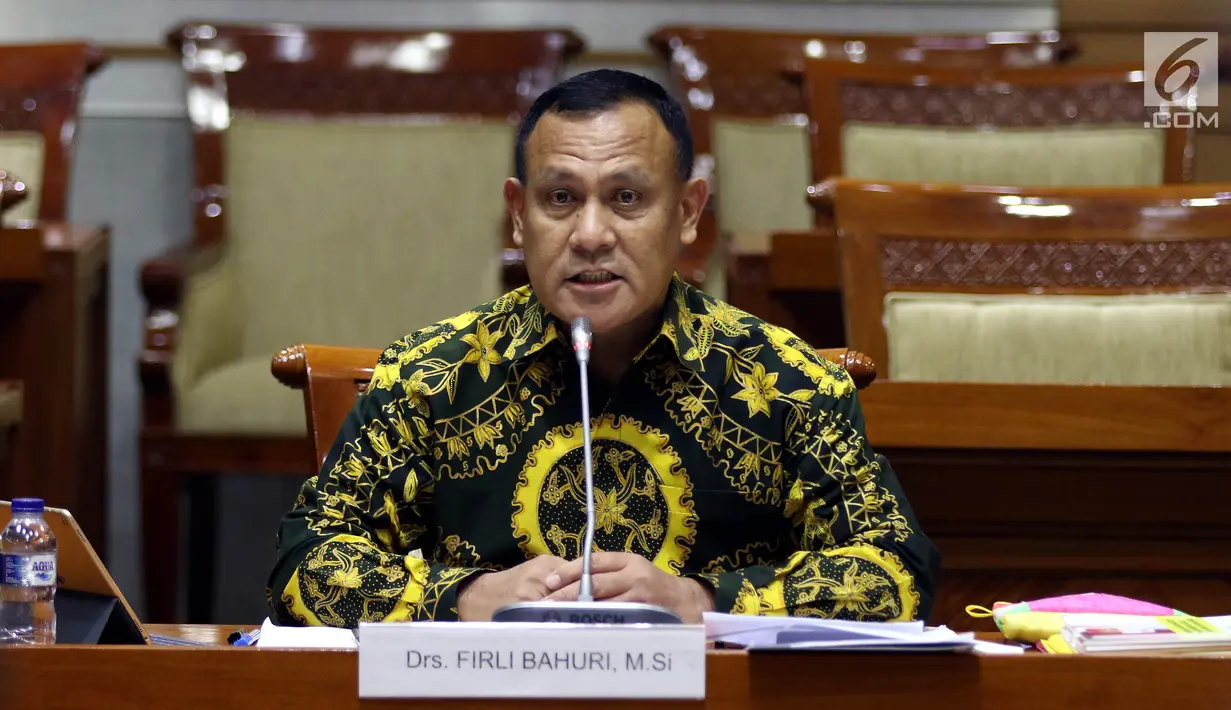 Calon Pimpinan KPK Irjen Pol Firli Bahuri menjalani uji kepatutan dan kelayakan di ruang rapat Komisi III DPR RI, Senayan, Jakarta, Kamis (12/9/2019). Para capim KPK mempresentasikan makalah dengan tema yang ditentukan saat uji kelayakan dan kepatutan. (Liputan6.com/Johan Tallo)