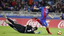 Pemain Cerdik FC Barcelona, Luis Suarez (kanan) menempati urutan ketiga dengan total tembakan sebanyak 39 kali ke gawang lawan sepanjang La Liga Spanyol hingga pekan ke-17.  (EPA/Juan Herrero)