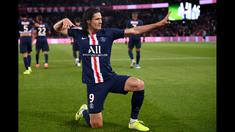 Edinson Cavani kerap memeragakan gaya seperti orang yang sedang memanah usai mencetak gol. Ternyata, selebrasi tersebut mempunyai makna yang sangat dalam bagi eks bomber Paris Saint-Germain tersebut.  (Foto: AFP/Franck Fife)