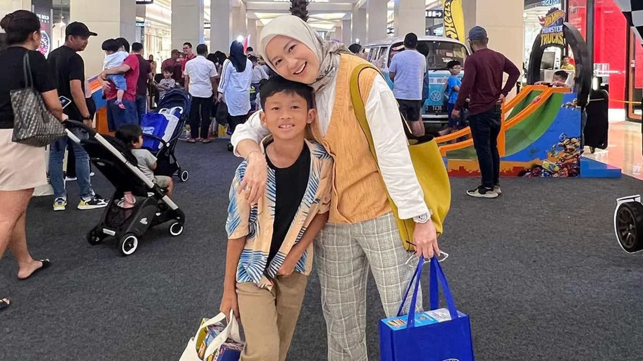 Potret Okie Agustina dan Miro, Anak Semata Wayangnya dengan Gunawan Dwi Cahyo