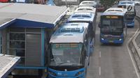 Aktivitas bus Transjakarta di Halte Harmoni, Jakarta, Rabu (2/1). PT Transportasi Jakarta (Transjakarta) menargetkan 231 juta pelanggan pada tahun 2019. (Liputan6.com/Immanuel Antonius)