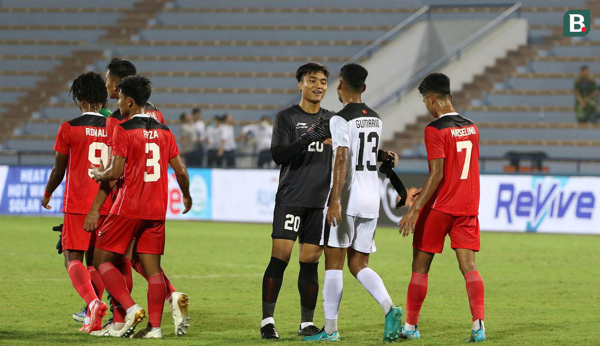 Penjaga gawang Timnas Indonesia U-23, Ernando Ari, jadi perhatian publik setelah berhasil menggagalkan penalti pemain Timnas Timor Leste U-23. (Bola.com/Ikhwan Yanuar)