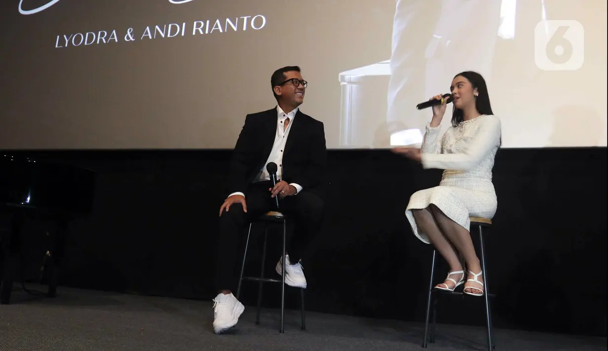 Penyanyi Lyodra Ginting (kanan) bersama musikus sekaligus komposer Andi Rianto saat konferensi pers peluncuran remake lagu 'Sang Dewi' di kawasan Thamrin, Jakarta, Kamis (11/8/2022). Lyodra Ginting secara resmi meluncurkan remake lagu lawas dan musik video 'Sang Dewi' yang berkolaborasi dengan Andi Rianto. (Liputan6.com/Herman Zakharia)