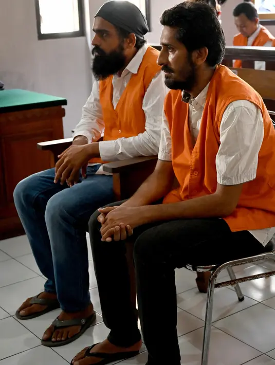 Dua WN India, Manjeet Singh (kanan) dan Harvinder Singh menjalani sidang di Pengadilan Denpasar, Bali, Kamis (19/12/2019). Manjeet Singh (32) dan Harvinder Singh (26) didakwa dengan menyelundupkan 2,7 kilogram sabu ke Bali dan terancam hukuman maksimal pidana mati. (SONNY TUMBELAKA / AFP)