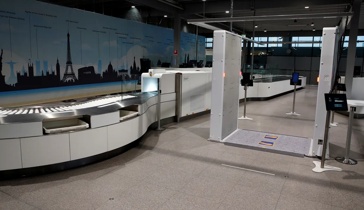 Mesin deteksi full body terbaru saat digunakan di Bandara Cologne-Bonn Konrad Adenaue, Jerman (15/11). Alat deteksi yang diberi nama 'Easy Security' ini menggunakan scanner keamanan QPS200 berbasis gelombang milimeter. (REUTERS/Wolfgang Rattay)