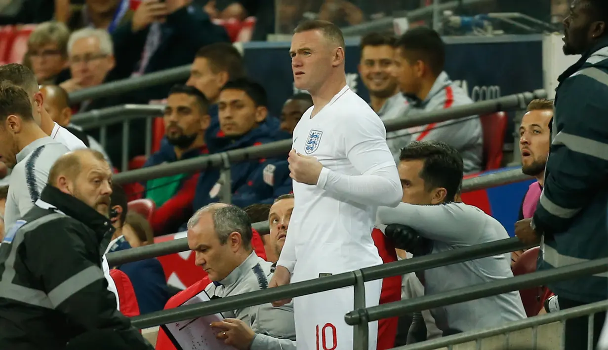 Striker Inggris, Wayne Rooney bersiap bermain melawan Amerika Serikat (AS) pada pertandingan persahabatan di Stadion Wembley, Inggris (16/11). Inggris menang 3-0 melawan AS.  (AFP Photo/Ian Kington)