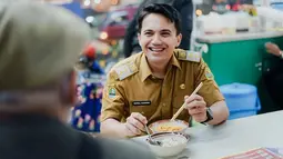 Ia terjun ke dunia politik setelah mengikuti Pemilihan Kepala Daerah Kabupaten Bandung. Saat ini, pria berusia 46 tahun ini menjabat sebagai Wakil Bupati Bandung periode 2021-2026 dengan Bupati Dadang Supriatna.(Liputan6.com/IG/@sahrulgunawanofficial)