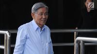 Menteri Koordinator Bidang Ekonomi, Keuangan dan Industri, Kwik Kian Gie tiba untuk memenuhi panggilan penyidik KPK di Jakarta, Kamis (11/7/2019). Kwik dipanggil sebagai saksi untuk kasus penerbitan Surat Keterangan Lunas (SKL) Bantuan Likuiditas Bank Indonesia (BLBI). (merdeka.com/Dwi Narwoko)