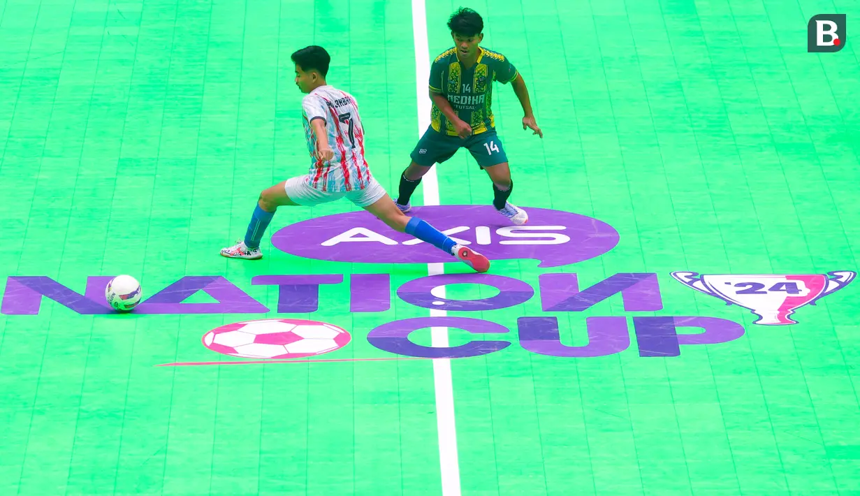 Grand final AXIS Nation Cup 2024 di Indonesia Arena, Jakarta, Sabtu (16/11/2024) berlangsung seru dan sengit. Tim SMKN Medika Samarinda menang atas SMKN Jakarta Barat 1 lewat drama adu penalti dengan skor 3-2. (Bola.com/Muhammad Iqbal Ichsan)