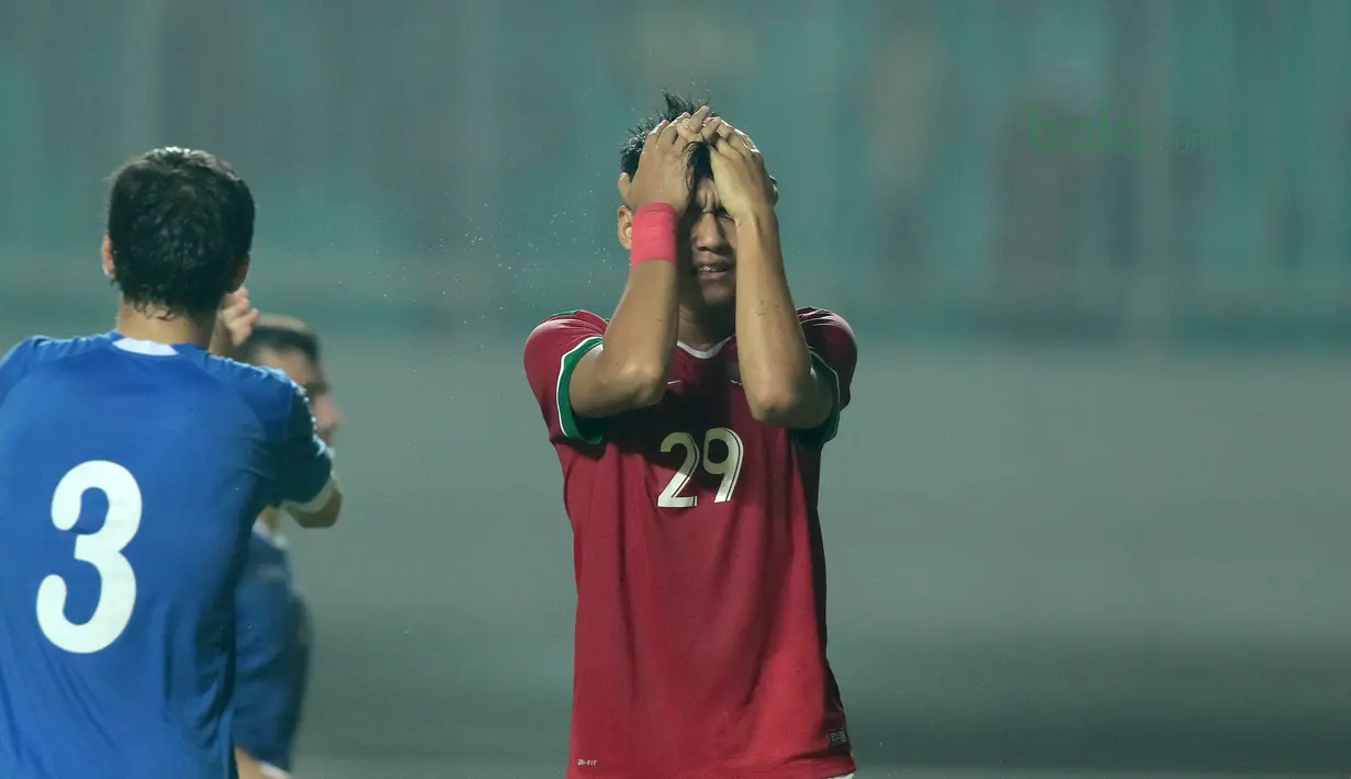 Pemain timnas Indonesia U-23, Septian David gagal membobol gawang Uzbekistan pada laga PSSI Anniversary Cup 2018 di Stadion Pakansari, Bogor, (03/5/2018). Indonesia U-23 bermain imbang 0-0. (Bola.com/Nick Hanoatubun)