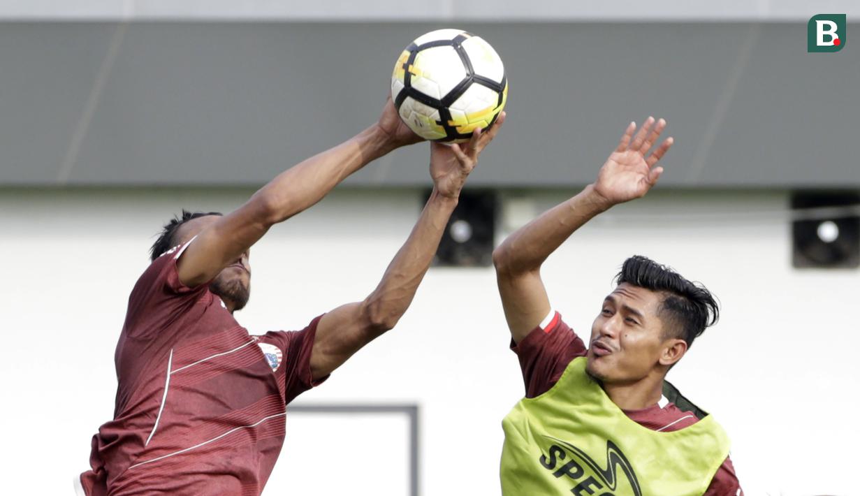 Pemain Persija Jakarta, Rudi Widodo, berebut bola dengan Rohit Chand saat latihan jelang laga Liga 1 di Lapangan ABC, Senayan, Jakarta, Sabtu (08/12). Persija akan berhadapan dengan Mitra Kukar. (Bola.com/M Iqbal Ichsan)