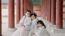 Ketiga putri Surya Insomnia tampil dengan hanbok musim dingin yang dilengkapi jaket putih berbulu. Rambutnya mengenakan bando bunga-bunga. [@suryainsomnia]