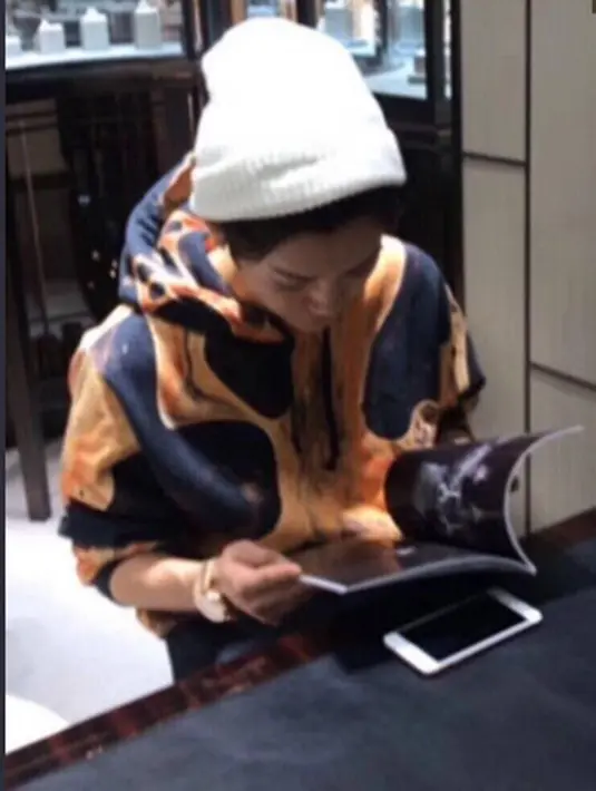 Banyak yang mengatakan, Luhan membeli cincin lantaran ingin segera melanjutkan hubungannya ke jenjang pertunangan. Secepatnya, ia diisukan ingin segera melamr sang kekasih. (Twitter/trendingweibo)