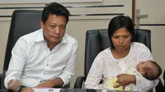 Kombes Krishna Murti (kiri) bersama orangtua korban penculikan anak, Dian Ekawati menggelar konferensi pers di Polda Metro Jaya, Jakarta, Selasa (1/3/2016). Konferensi pers digelar terkait sindikat penjualan bayi. (Liputan6.com/Johan Tallo)