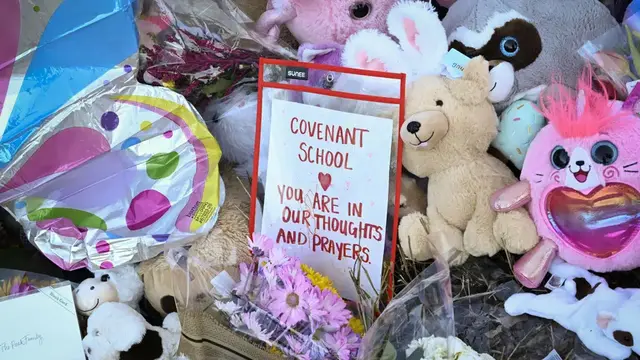 Sebuah pesan bagi para korban penembakan di Covenant School, Selasa, 28 Maret 2023, di Nashville, Tennesse, AS. (Foto AP/John Amis)