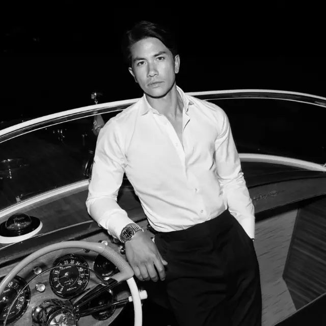 Pangeran Brunei Darussalam Abdul Mateen berpakaian santai dan kasual. (Instagram/@tmski)
