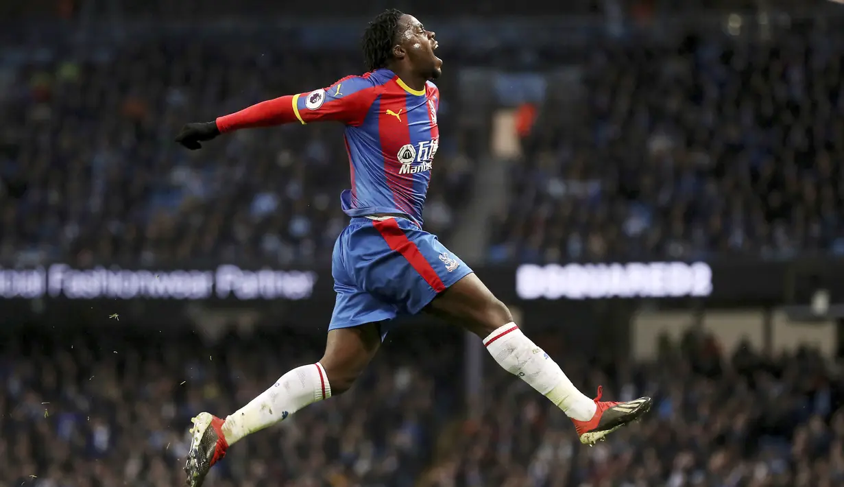 Pemain Crystal Palace, Jeffrey Schlupp, melakukan selebrasi usai membobol gawang Manchester City pada laga Premier League di Stadion Etihad, Sabtu (22/12). Crystal Palace menang 3-2 atas Manchester City. (AP/Martin Rickett)