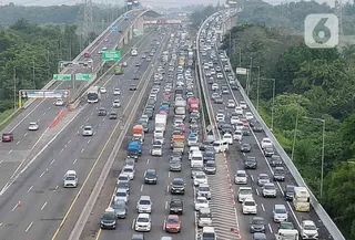 Kapolri Jenderal Listyo Sigit Prabowo saat meninjau arus mudik lebaran 2023 mengatakan masih ada separuh dari total jumlah pemudik yang diprediksi akan melintas di Tol Jakarta-Cikampek. (Liputan6.com/Herman Zakharia)