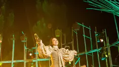Andien menunjukkan antusiasmenya saat berkesempatan menjadi salah satu line up dari festival jazz yang diadakan di Gunung Bromo. Pelantun tembang 'Benang-Benang Asmara' ini menyuguhkan penampilan terbaiknya meski manggung di tempat dengan suhu udara dingin. (Liputan6.com/IG/@andienaisyah)