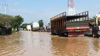 Banjir menggenangi jalan pantura di sepanjang Desa Astanamukti Kecamatan Pangenan hingga perempatan pintu keluar Tol Kanci. (Liputan6.com/Panji Prayitno)
