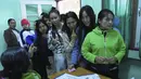 Pemungutan suara tidak dilakukan di wilayah yang dikuasai kelompok pemberontak. Tampak dalam foto, para pemilih mengantre untuk memberikan suara mereka di tempat pemungutan suara di Naypyitaw, Myanmar, Minggu, 28 Desember 2025. (AP Photo/Aung Shine Oo)