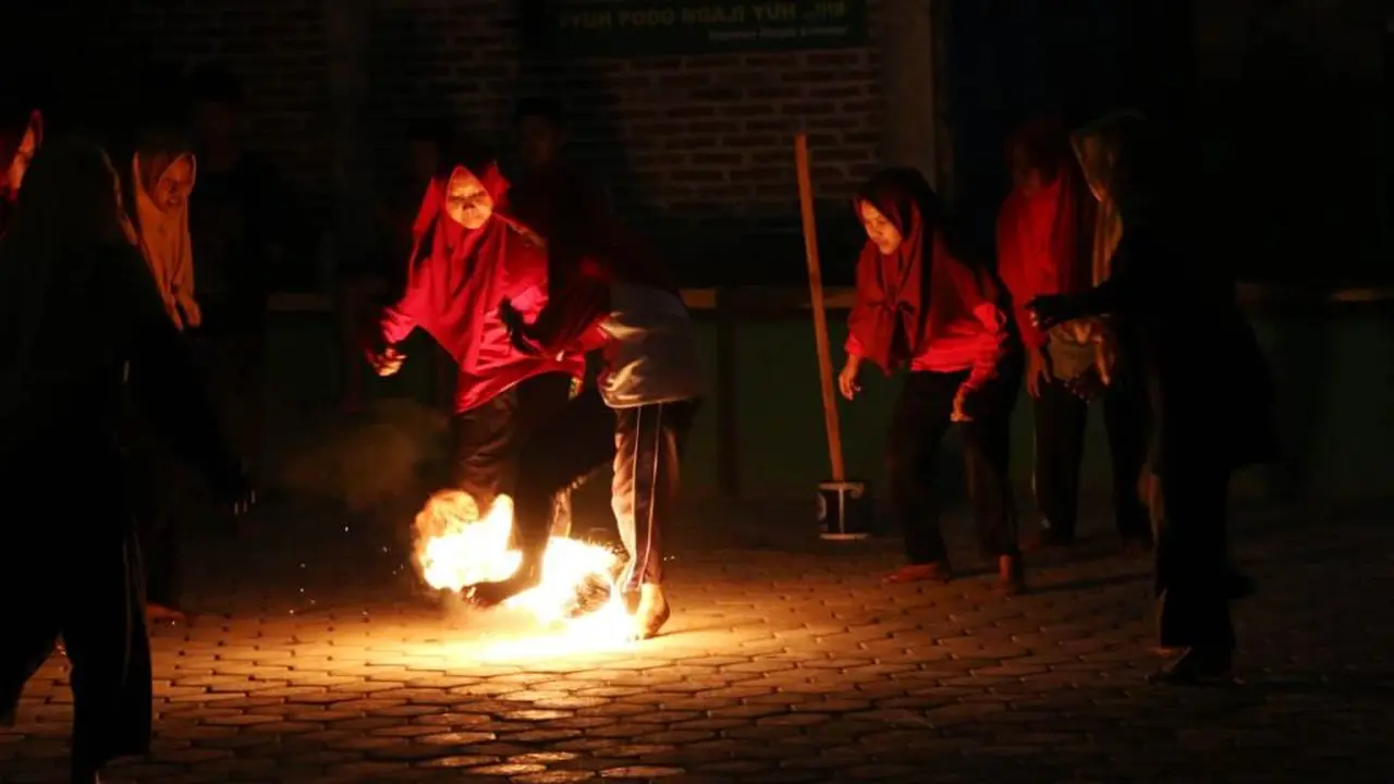Pertandingan sepak bola api santri putri di Ponpes Al Hasani, Jatimulyo, Alian, Kebumen. (Foto: Liputan6.com/Humas Polres Kebumen/Muhamad Ridlo)