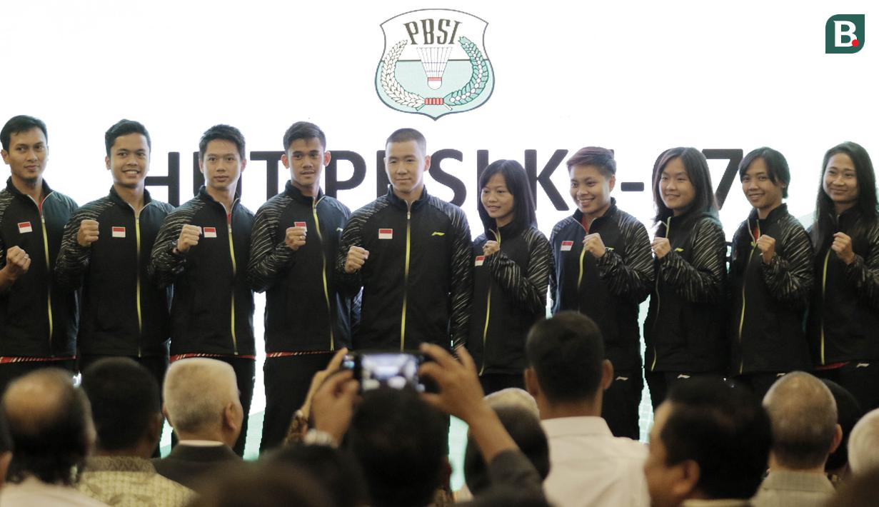 Tim Piala Thomas dan Uber Indonesia foto bersama saat acara pelepasan di Hotel Atlet Century, Senayan, Selasa (8/5/2018). Acara pelepasan tersebut sekaligus merayakan ulang tahun PBSI ke 67. (Bola.com/M Iqbal Ichsan)