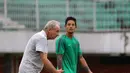 Irfan Bachdim  serius mendengar petunjuk Alfred Riedl saat sesi latihan di Stadion Maguwoharjo, Sleman, Jumat (07/10/2016). (Bola.com/Nicklas Hanoatubun)
