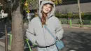 Aaliyah selalu bisa menyembunyikan baby bump-nya dari muka publik. Seperti potretnya yang diunggah di Instagram, mengenakan jaket tebal saat liburan di Jepang pada momen pergantian tahun kemarin. Perutnya berhasil ditutupi dengan aman. (Liputan6.com/IG/@aaliyah.massaid)