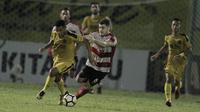Gelandang Bhayangkara FC, Vendry Mofu, berusaha melewati gelandang Madura United, Nuriddin Davronov, pada laga Liga 1 di Stadion PTIK, Jakarta, Kamis, (07/6/2018). Bhayangkara FC menang 1-0 atas Madura United. (Bola.com/M Iqbal Ichsan)