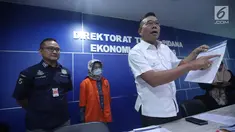 Wadir Tipideksus Bareskrim Polri, Kombes Pol Daniel Tahi Monang Silitonga menunjukkan barang bukti saat rilis di Jakarta, Rabu (17/10). Bareskrim mengungkap penipuan dan penggelapan saham dengan kerugian Rp 55 Milliar. (Liputan6.com/Helmi Fithriansyah)