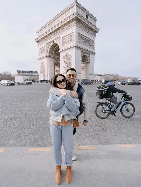 Penampilan ibu 2 anak ini pun makin kece berkat sepatu boots Hermes History ankle boot (Naturel) in Heritage calfskin with functional palladium-plated Kelly buckle and rubber sole with crepe effect. Melansir dari usa.hermes.com, harga sepatu bootsnya mencapai Rp29 jutaan. [@raffinagita1717]