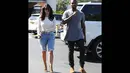 Kim dan Kanye kompak mengenakan busana casual saat berjalan-jalan di kawasan Calabasas, Los Angeles, (19/10/14). (Dailymail)