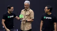 Gubernur Jawa Tengah Ganjar Pranowo bersama CEO Gojek, Nadiem Makarim di Markas Besar Gojek di Kawasan Blok M Jakarta, Jumat (20/9).