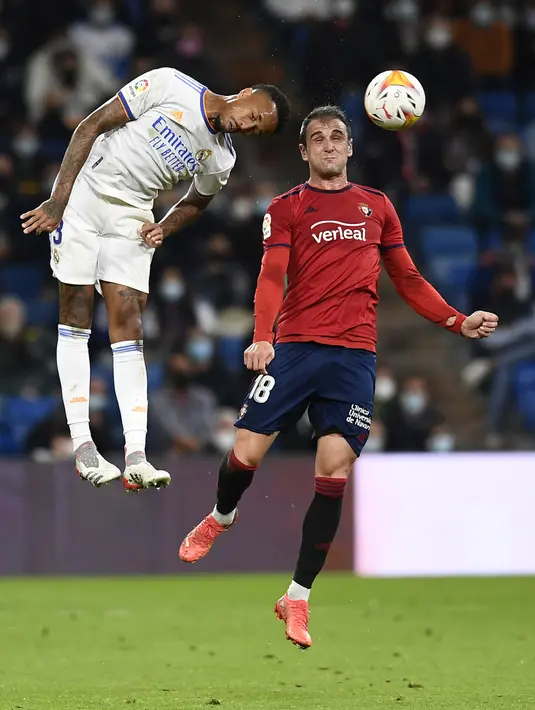 Pemain Real Madrid Eder Militao (kiri) melompat untuk berebut bola dengan pemain Osasuna Kike Garcia pada pertandingan La Liga Spanyol di Stadion Santiago Bernabeu, Madrid, Spanyol, 27 Oktober 2021. Pertandingan berakhir 0-0. (AP Photo/Jose Breton)